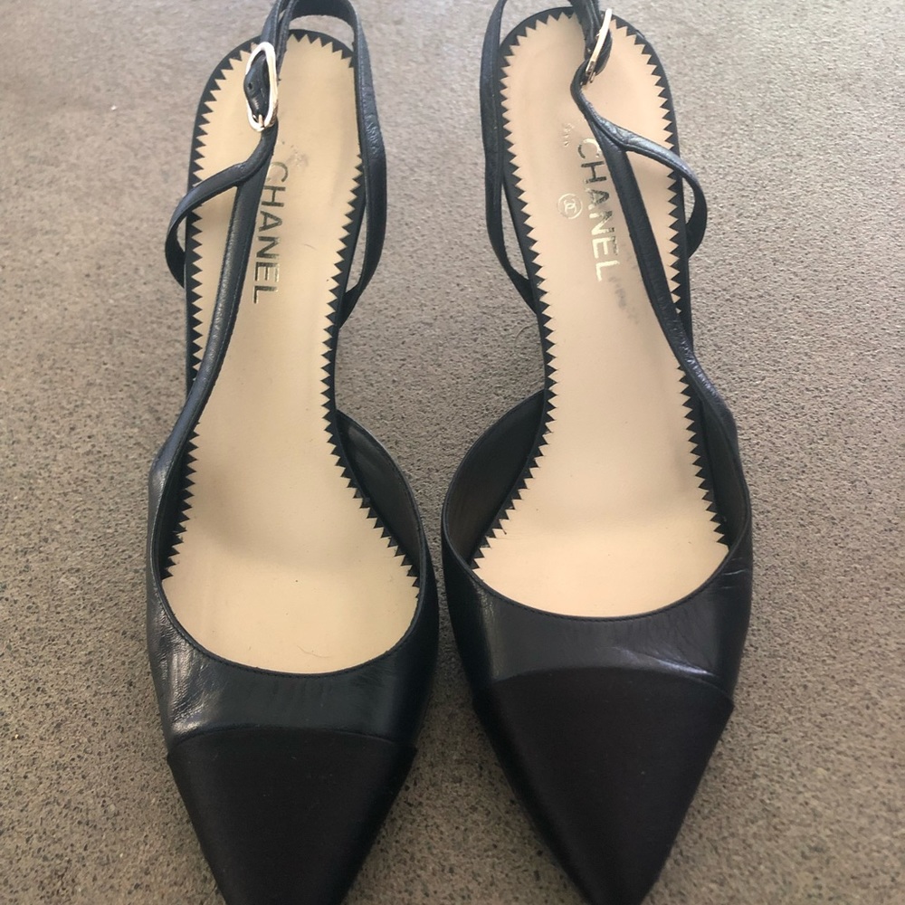 CHANEL Slingback Heels with Pearl Detail- black leather/black suede - size 37.5